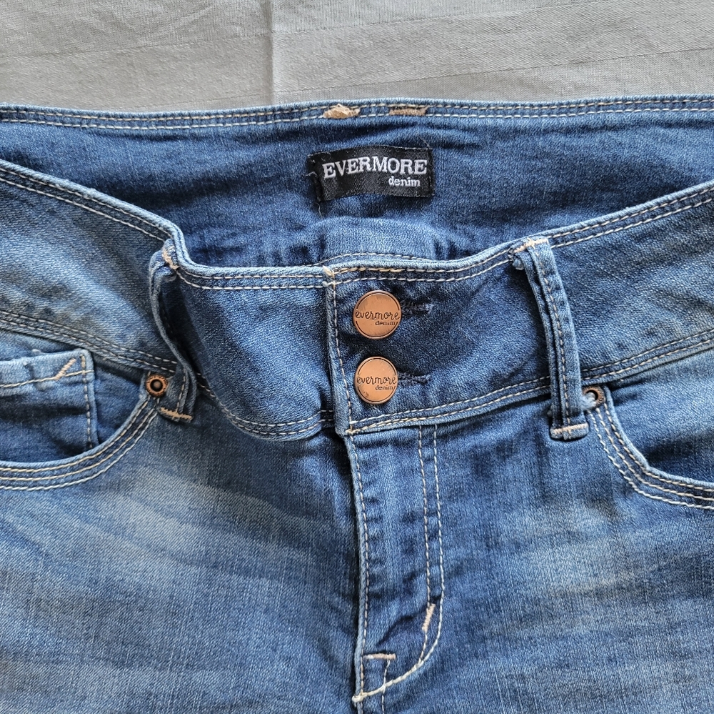 Size 9 Evernore Crop Jeans. Like New - Picture 3 of 6